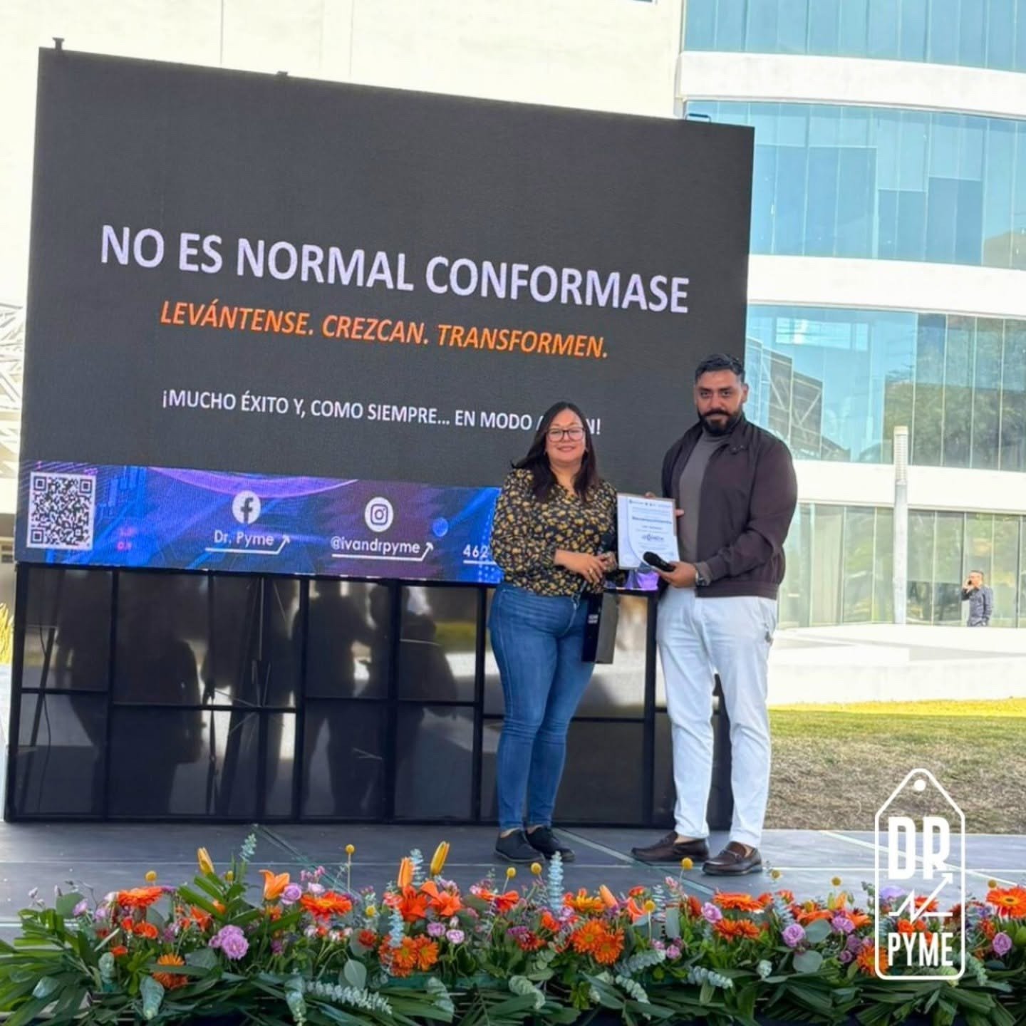 Iván Velázquez recibiendo reconocimiento tras conferencia para universitarios en Guanajuato.