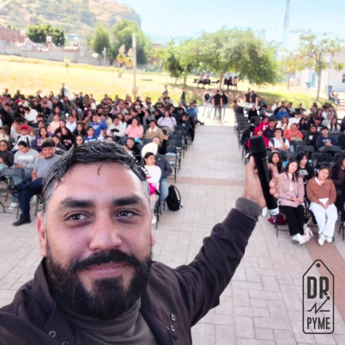 Iván Velázquez con empresarios y emprendedores del Bajío.