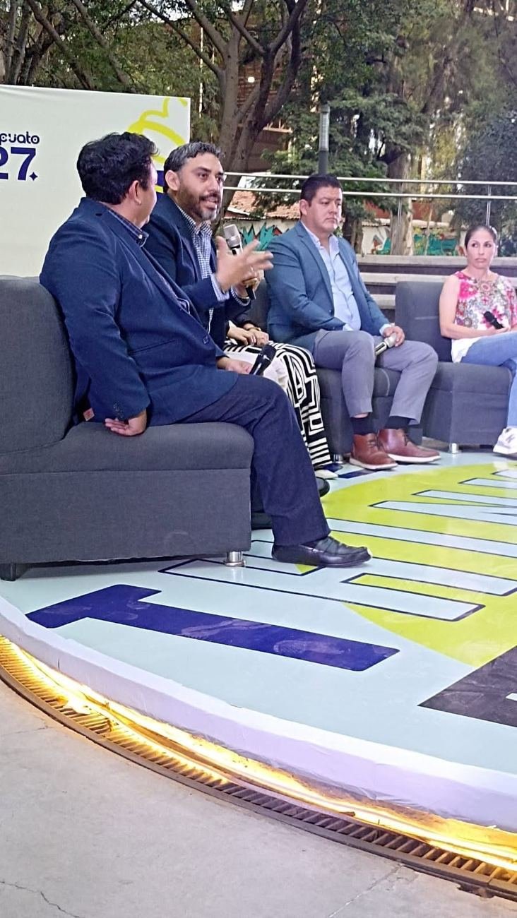 Iván Velázquez presentando el Radar de Ventas en THINK Talk, Irapuato.